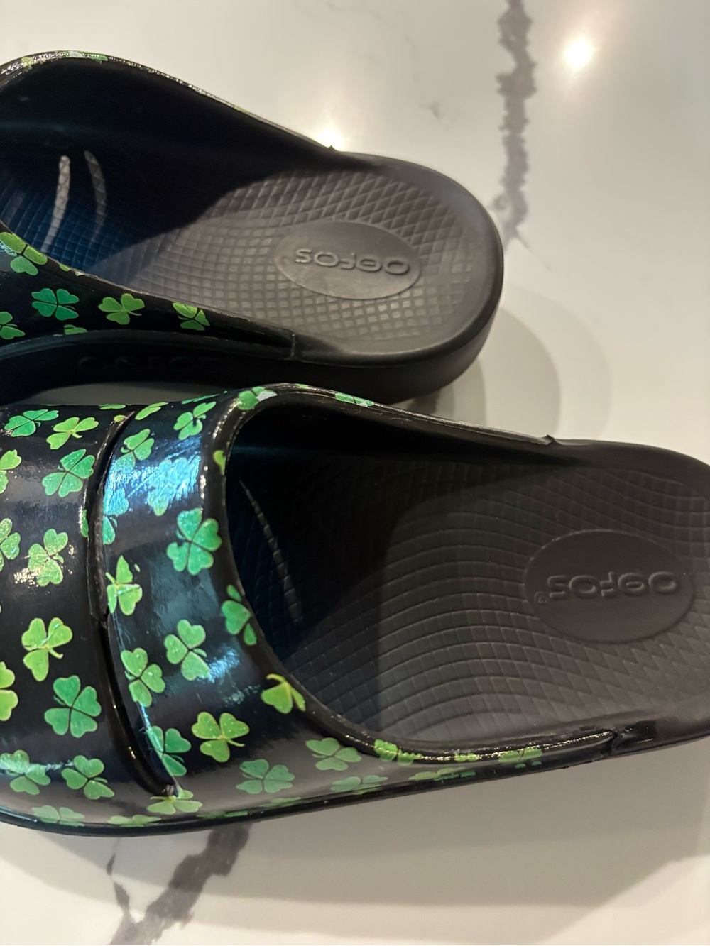 OOFOS Ooahh Limited Edition Black with Green Clover Design Sandal, 8, 39 - Picture 6 of 10